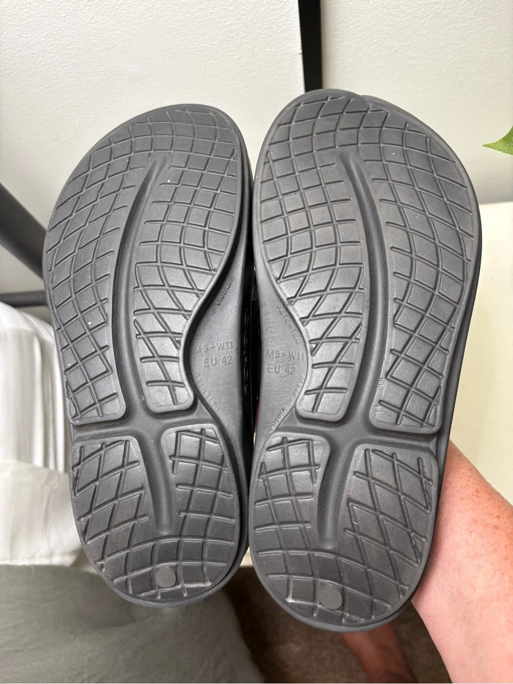 OOFOS Adults' OOriginal Recovery Sandals. Size M9/W11.
